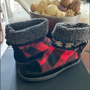 BRAND NEW...checkered boot with rubber sole...size 8